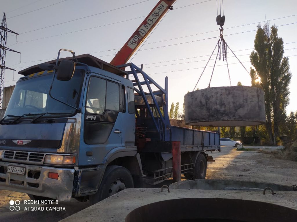 Манипулятор грузит ЖБИ