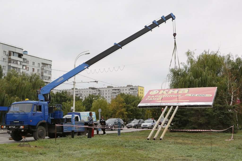 Монтаж рекламной конструкции манипулятором