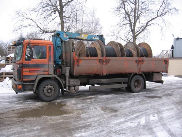 Перевозка краном-манипулятором кабеля в катушках